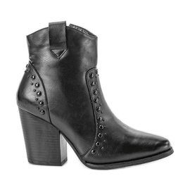 Schwarze Stiefeletten am Mero-Pfosten