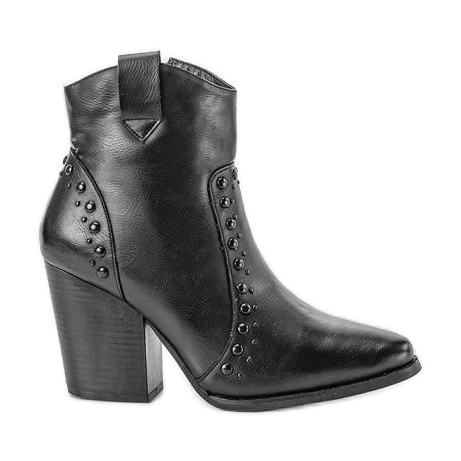 Schwarze Stiefeletten am Mero-Pfosten