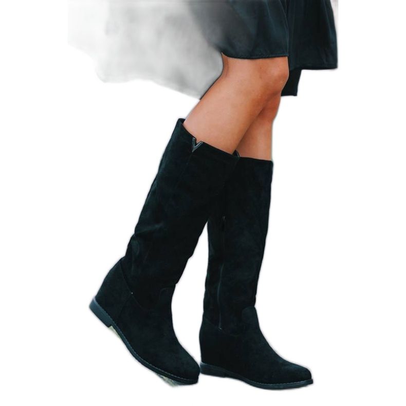 Schwarze Stiefel auf dem bedeckten Nana-Wedge