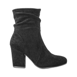 Schwarze Stiefeletten auf dem Lines-Pfosten