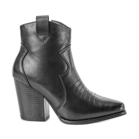 Schwarze Stiefel auf dem Forte-Pfosten