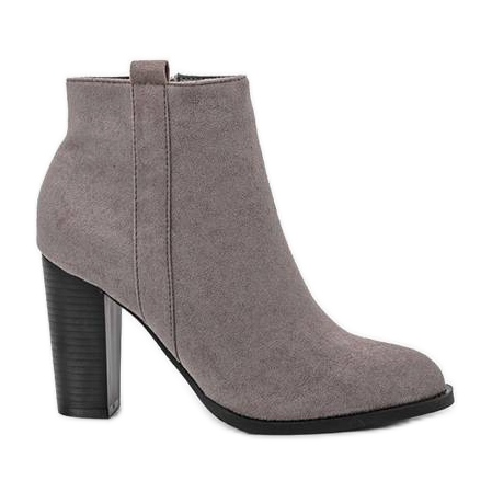 Graue Stiefeletten am Pinata-Pfosten