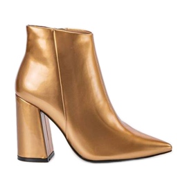 Goldene Stiefeletten an der Stomp Post