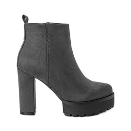 Graue Stiefel auf dem Lulis-Pfosten