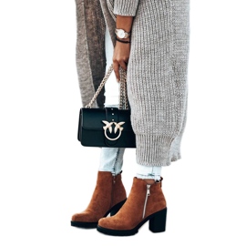 Kamelstiefel auf dem Tiny Post braun