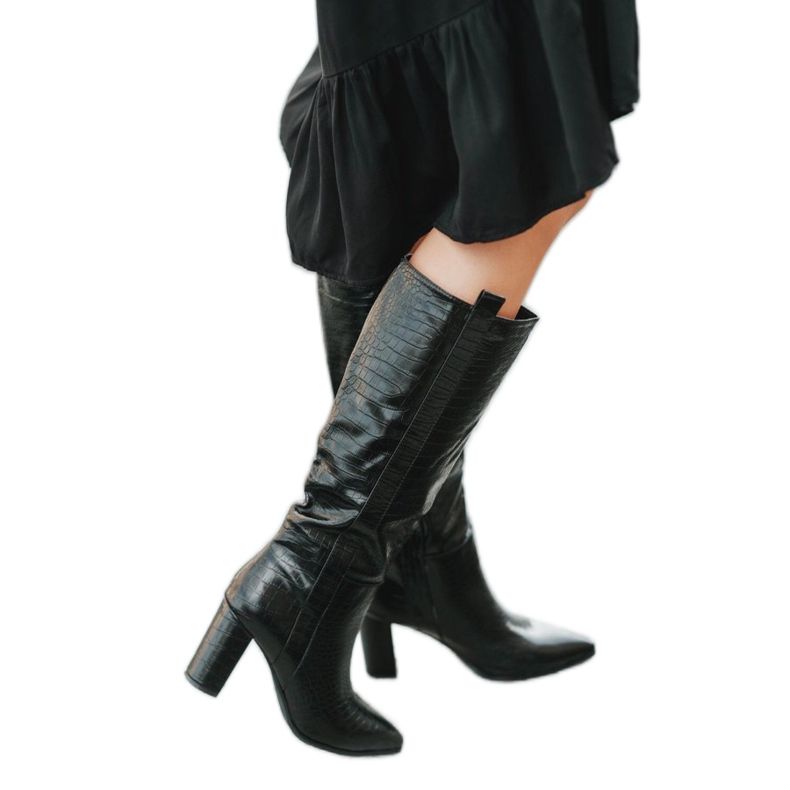 Schwarze Stiefel am Pfosten mit Mona-Krokodilmuster