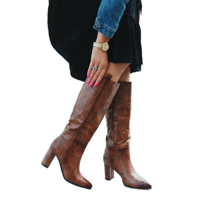 Kamelstiefel am Pfosten im Mona-Krokodilmuster braun