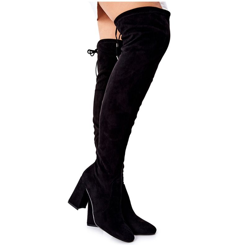 PG1 Schwarze Agaloa-Stiefel aus Wildleder auf einer Bar