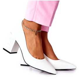 S.Barski Lederpumps auf einem weißen Cherith Bar