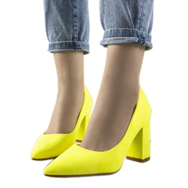 Gelbe Neon-Pumps auf dem Castles-Posten