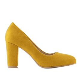 Senffarbene Pumps am Tahlia-Pfosten gelb