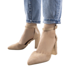 Beige Pumps auf dem Posten von Natalie