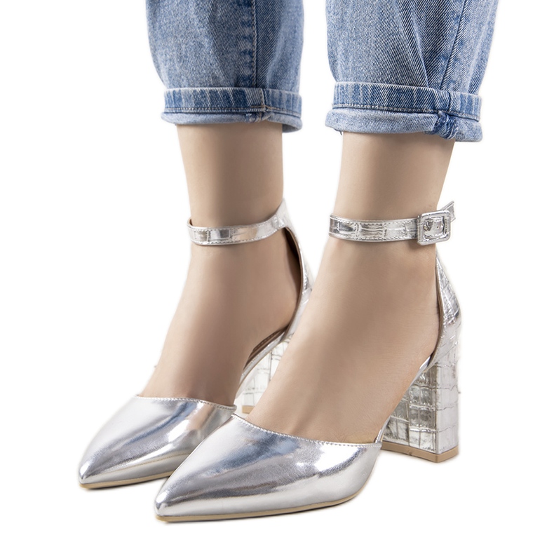 Silberne Pumps auf dem Ayers-Post silber-