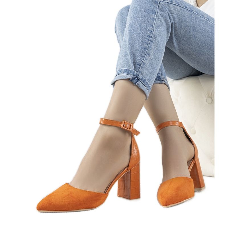 Orange Pumps auf dem Posten von Natalie