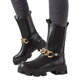 Schwarze Stiefel mit goldener Kette von Luce