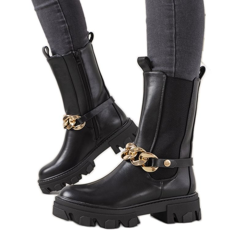 Schwarze Stiefel mit goldener Kette von Luce