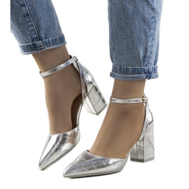 Silberne Pumps auf dem Davies-Pfosten silber-