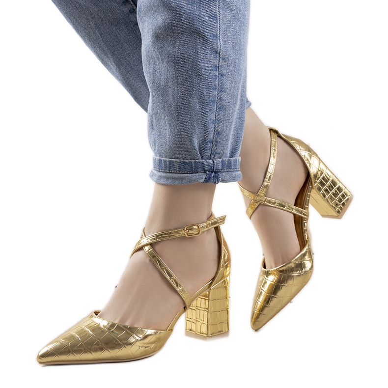 Goldene Pumps am Strutt-Pfosten