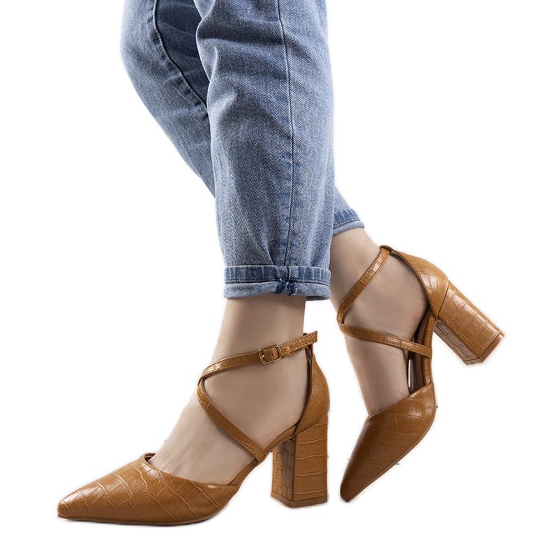 Braune Pumps am Strutt-Pfosten