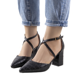 Schwarze Pumps am Strutt-Pfosten