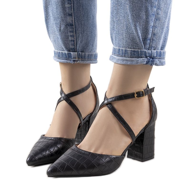 Schwarze Pumps am Strutt-Pfosten