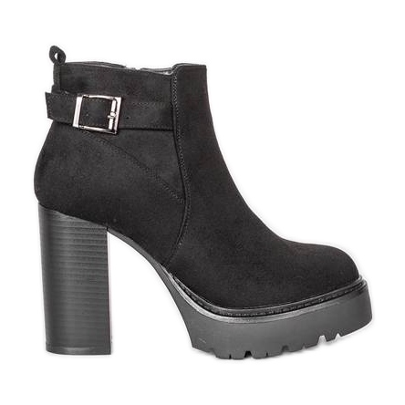 Schwarze Stiefeletten auf Katies Posten