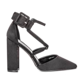 Schwarze Pumps am Piper-Pfosten