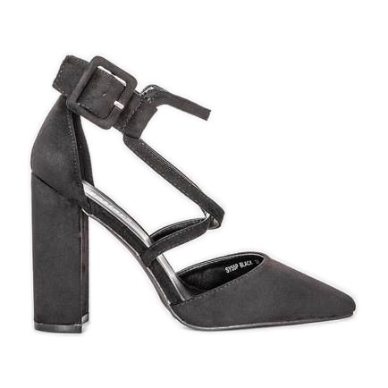 Schwarze Pumps am Piper-Pfosten