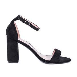 Schwarze Sandalen auf dem Bethany-Pfosten