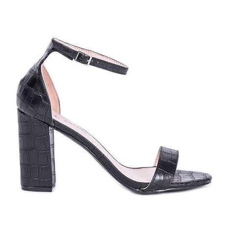 Schwarze Sandalen am Millo-Pfosten