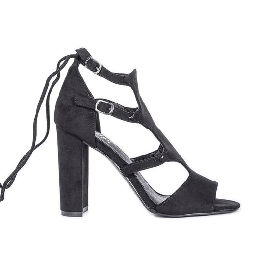 Schwarze Sandalen am Hannah-Pfosten