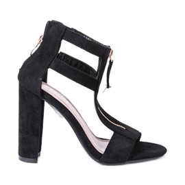 Schwarze Sandalen am Paige-Pfosten