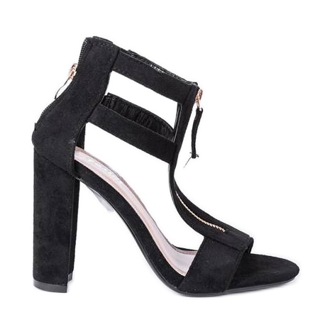 Schwarze Sandalen am Paige-Pfosten