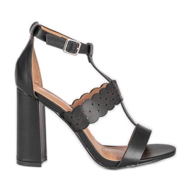 Schwarze Sandalen auf dem Like A Woman Beitrag