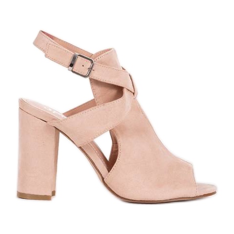 Cremefarbene Stiefel auf dem Lovely Thing-Post beige