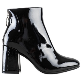 Lucky Shoes Lackierte Stiefel am Pfosten schwarz