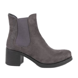 Graue Stiefel auf dem Tina Grey Pfosten