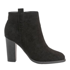 Schwarze Stiefeletten am Pinata-Pfosten