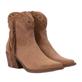 Beige Cowboystiefel auf dem Biancaa-Pfosten