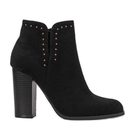 Schwarze Stiefeletten am Cosette-Pfosten