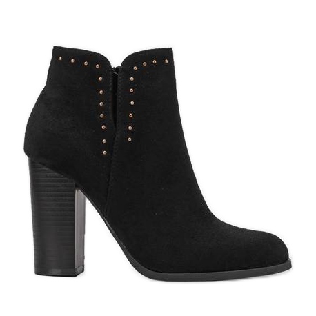 Schwarze Stiefeletten am Cosette-Pfosten