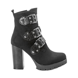 Schwarze Stiefel am Corgi-Pfosten