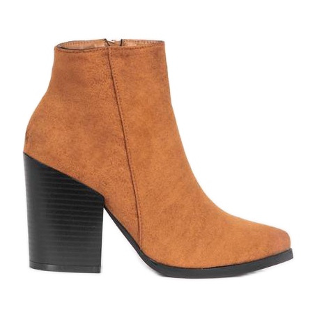 Braune Stiefeletten am Mia-Pfosten