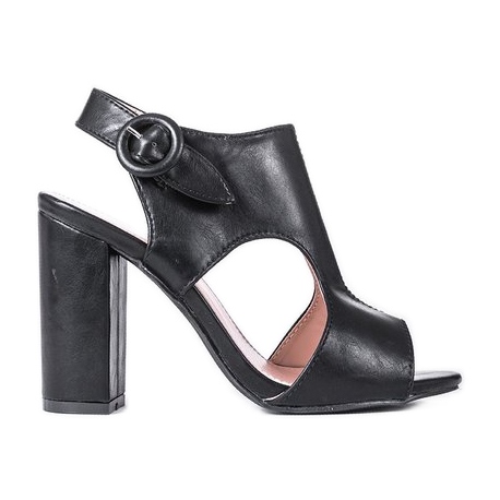 Schwarze Sandalen am Caitlin-Pfosten