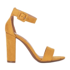 Gelbe Sandalen auf dem Magic Woman Post