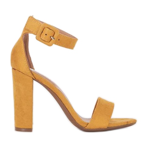 Gelbe Sandalen auf dem Magic Woman Post