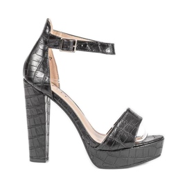 Schwarze Sandalen am Dolores-Pfosten