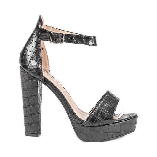 Schwarze Sandalen am Dolores-Pfosten