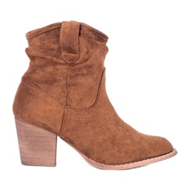 Braune Stiefeletten an der Lea Post