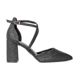 Schwarze Pumps am glänzenden Pfosten